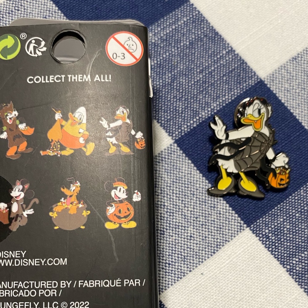 Disney Halloween pin, Daisy Duck, Loungefly, pumpkin, trick or treat pin, HTF